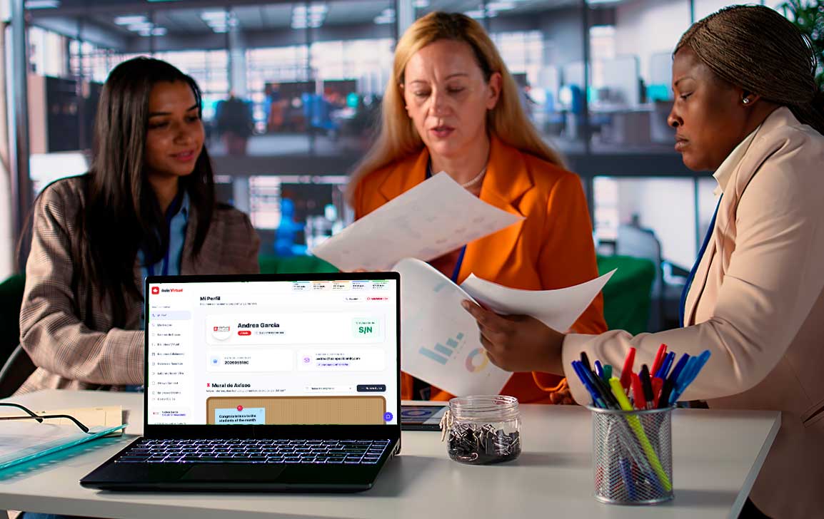 Profesionales colaborando durante una sesión de aprendizaje